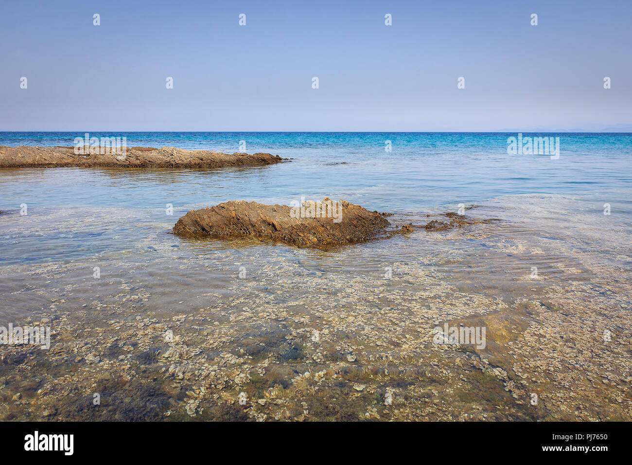 Ruhe durchscheinend türkisblaues Meer, schönen felsigen Riff und Unterwasser Meerestiere Stockfoto