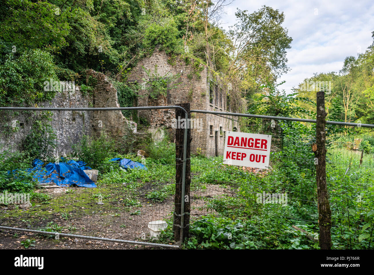 Ein Zaun um den verlassenen Remains der unteren Fussell Iron Works in der so genannten Fussell Land in der Nähe von Riecht in Sommerset, England, Großbritannien Stockfoto
