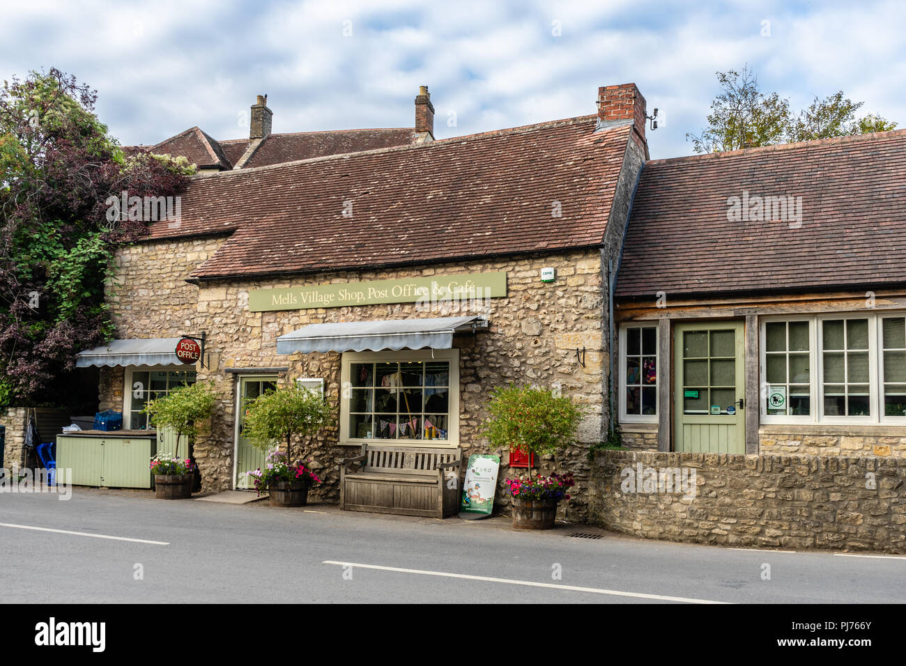 Dorfladen und ländliche Post im malerischen Dorf Mells in East Somerset, England, Großbritannien Stockfoto
