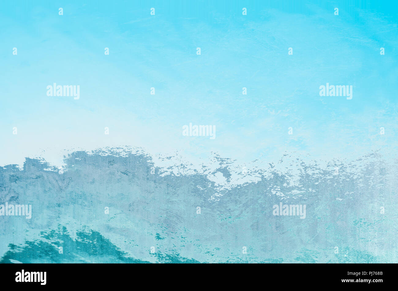Blau und Weiß abstrakt Hintergrund schlägt Wellen und Gischt gegen den hellen Himmel. Kopieren Sie Platz. Stockfoto