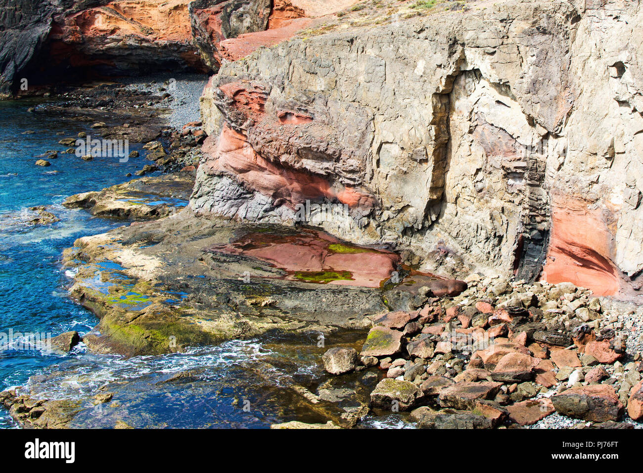 Küstenlandschaft im Süden von Lanzarote, Kanarische Inseln, las Coloradas Strand östlich von Playa Blanca Stockfoto