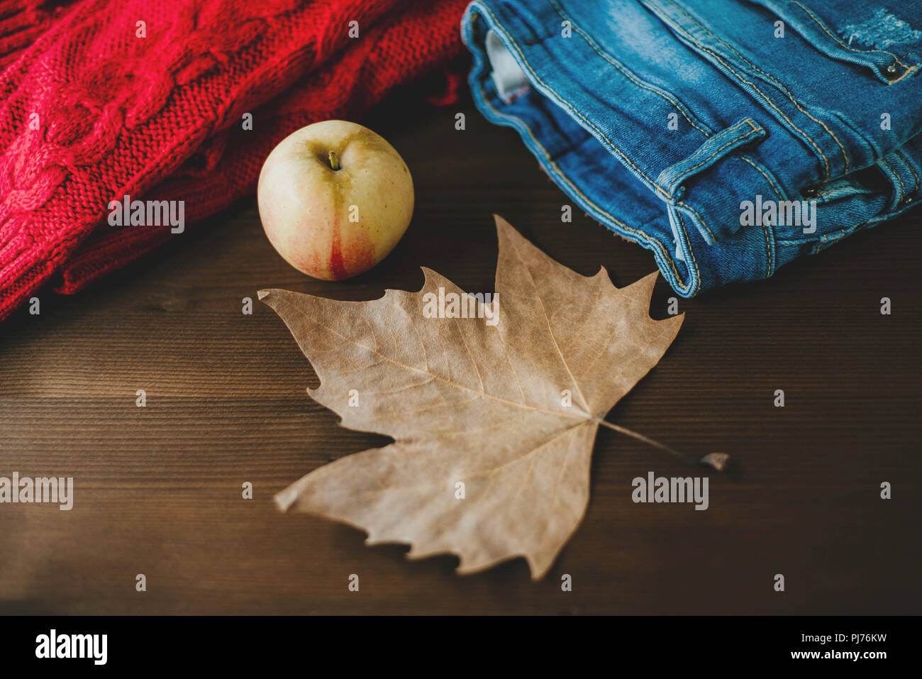 Flach der Herbst Herbst warme Kleidung Tasse Kaffee und Herbst Blatt über Holz- Hintergrund. Herbst Herbst gemütliche Konzept Stockfoto