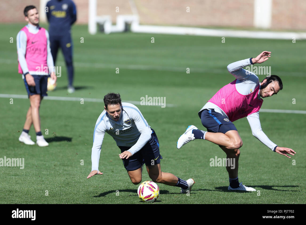 BUENOS AIRES, ARGENTINIEN - 04. SEPTEMBER 2018: Mauro Zarate ist in die Ausbildung werfen, während Fernando Gago in der Zurück in Buenos Aires, Argent sieht Stockfoto