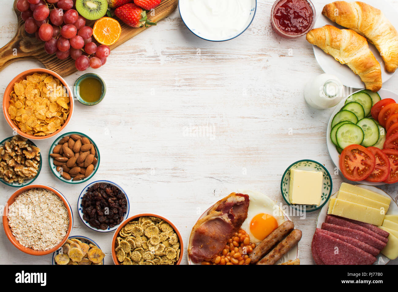 Blick von oben auf das Gesunde Frühstück, Eier, Würstchen, Speck, Bohnen, Käse, Müsli, Toast, Nüssen, Marmelade, Obst, Croissants, Rahmen, Kopie, Stockfoto