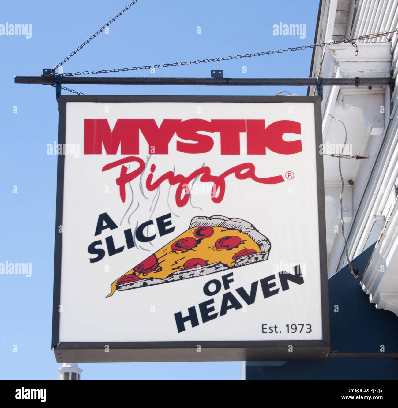 Das Mystic Pizza Schild in Mystic, Connecticut, wurde nach dem Film von 1988 zu einem Wahrzeichen und zog Fans in die echte Pizzeria. Stockfoto