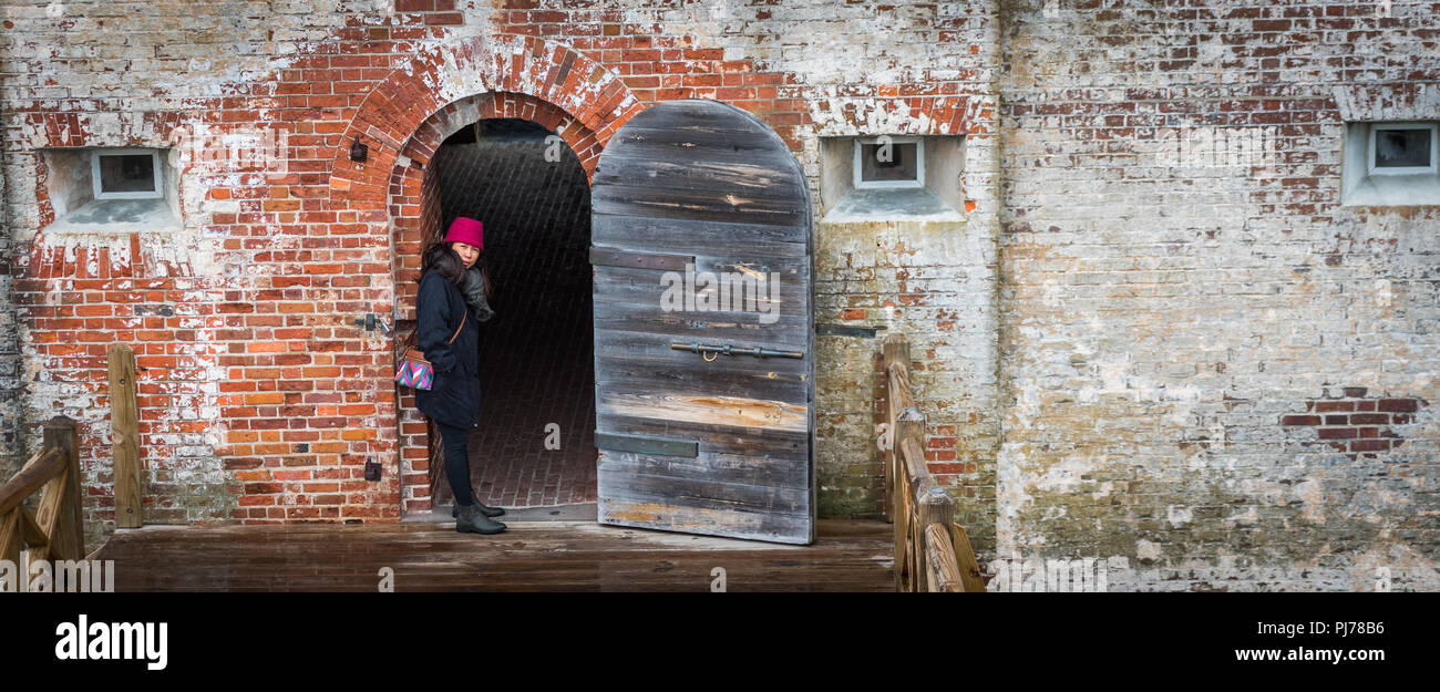 Frau am Fort Maconm, Emerald Isle North Carolina stehend durch Fort Eingang Stockfoto