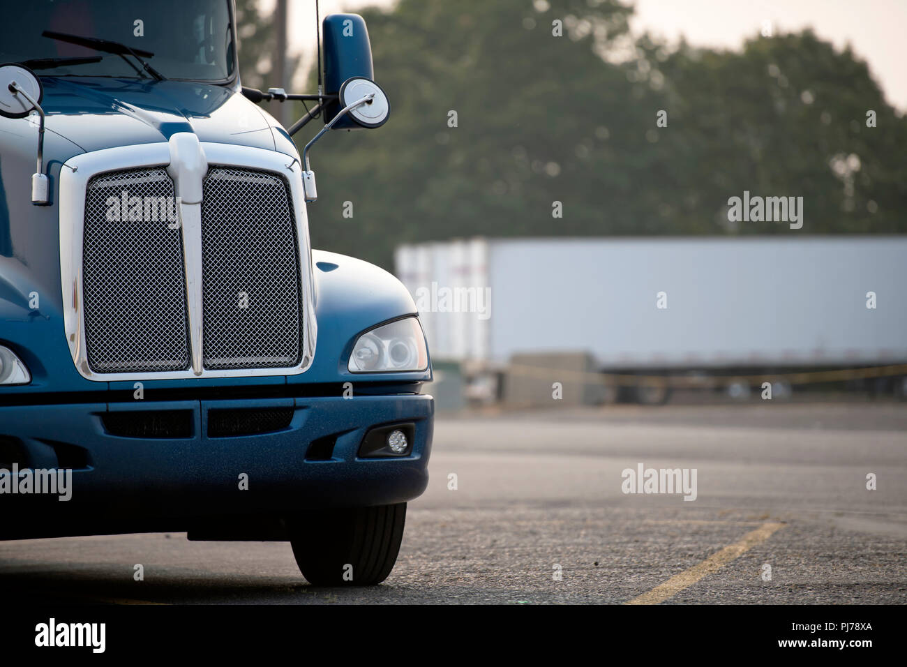 Big rigs semi Trucks verschiedener Marken Modelle und Farben aufgereiht sind, um auf Parkplätzen Truck stops Rastplätze Besetzung freier Plätze zum Ausruhen haben lunc Stockfoto