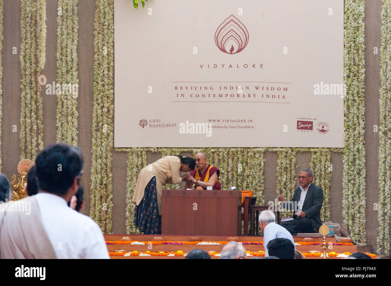 MUMBAI, INDIEN - 10. Dezember 2017: Der 14. Dalai Lama, dem buddhistischen religiösen Leiter, segnet eine Frau auf der Bühne einen Vortrag Veranstaltung. Stockfoto