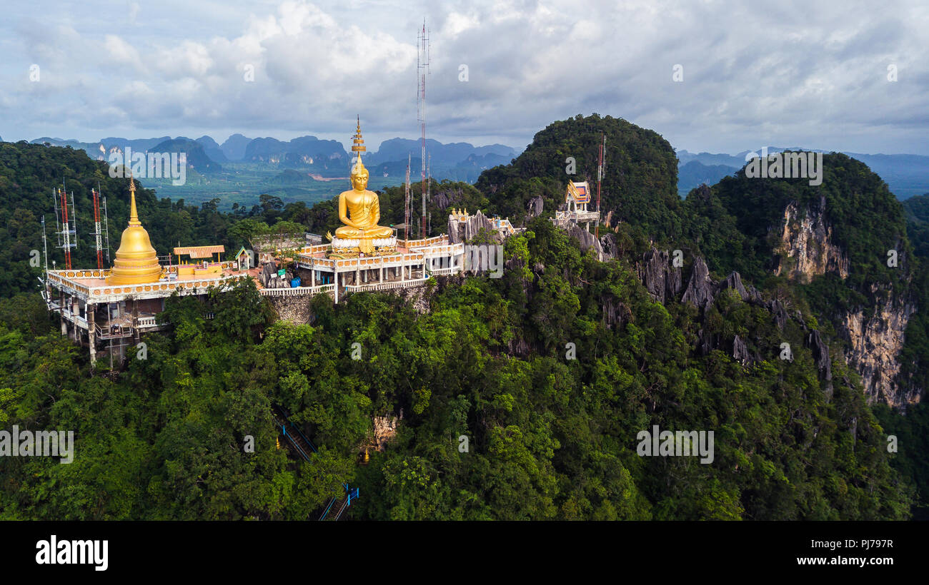 Buddha auf dem Top Mountain von Wat Tham Seua (Tiger Cae), Krabi, Thailand. Stockfoto