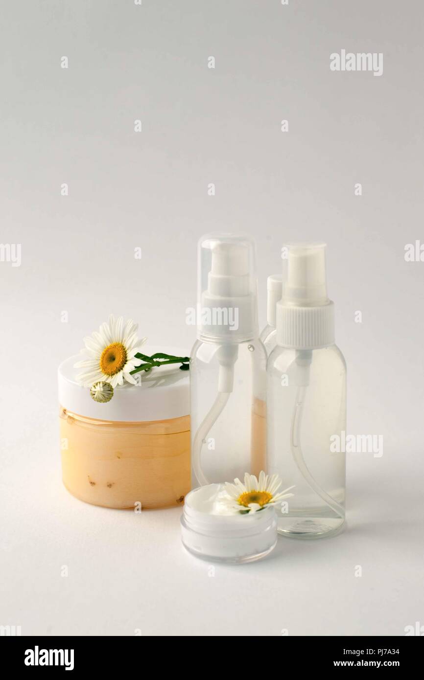 Kosmetische Flasche Container mit camomole Blumen, leeres Etikett Paket für mock Branding, natürlichen, organischen Schönheit Produktkonzept Stockfoto