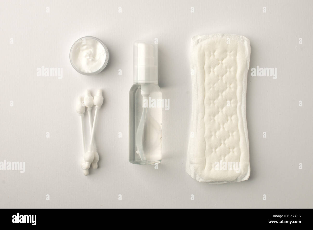 Verschiedene persönliche Hygiene Objekte auf weißem Hintergrund, weiblichen boycare Konzept, monochrom, Ansicht von oben Stockfoto
