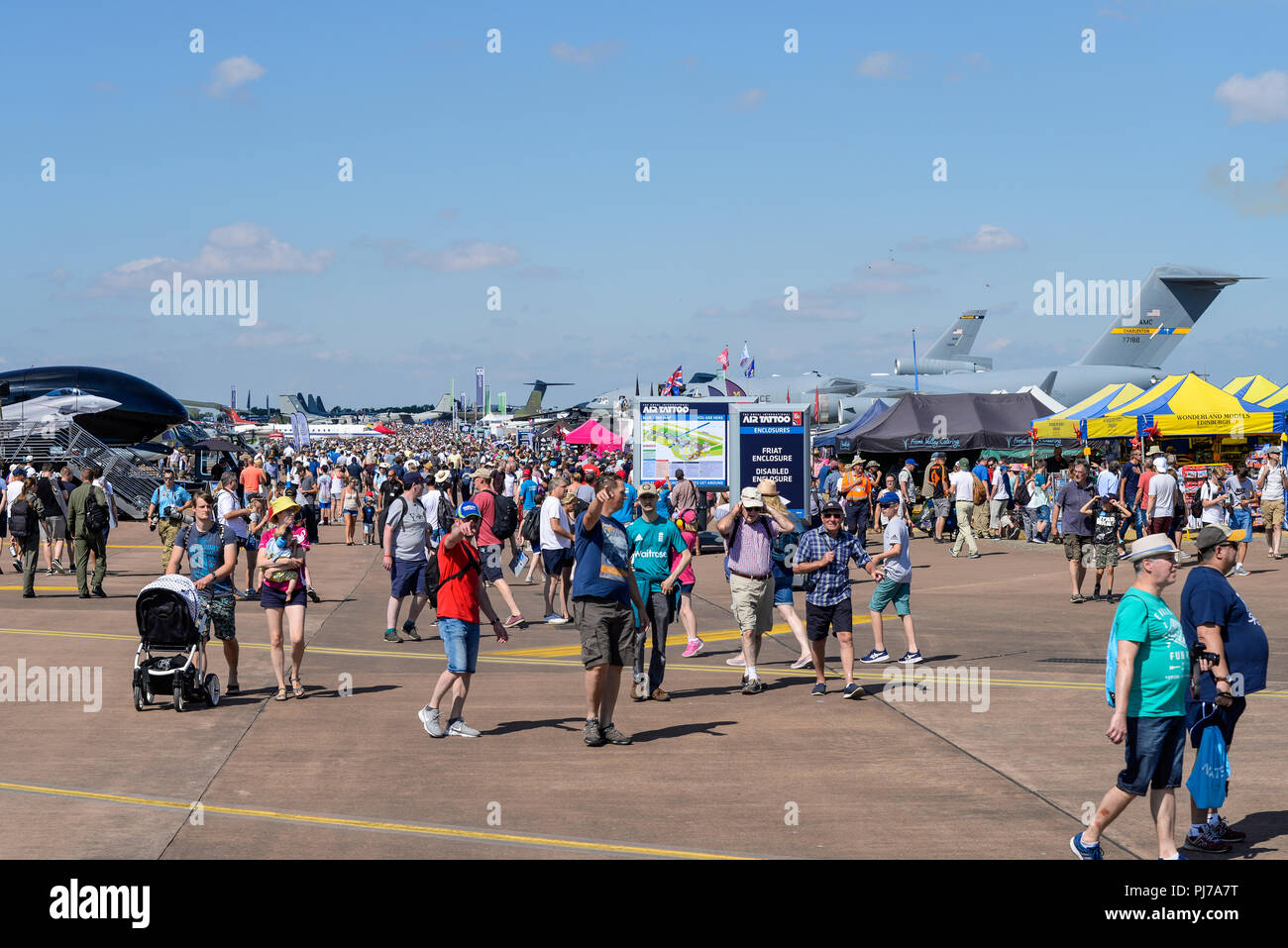 Luftfahrt-Fans, Flugzeugbegeisterte beim Royal International Air Tattoo, RIAT, RAF Fairford. Menschen und Flugzeuge, Flugschau, Flugschau, blauer Himmel Stockfoto