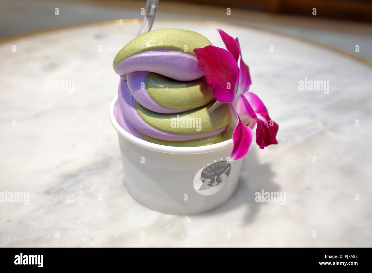 Matcha und Taro Soft Serve mit einer Orchidee Dekoration an Besfren Stockfoto