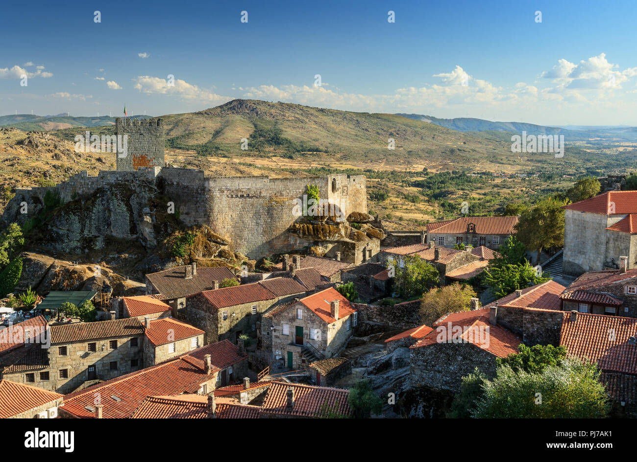 Blick auf das historische Dorf Sortelha und sein Schloss, in Portugal. - Vista da Aldeia histórica de Sortelha e seu Castelo, em Portugal. Stockfoto