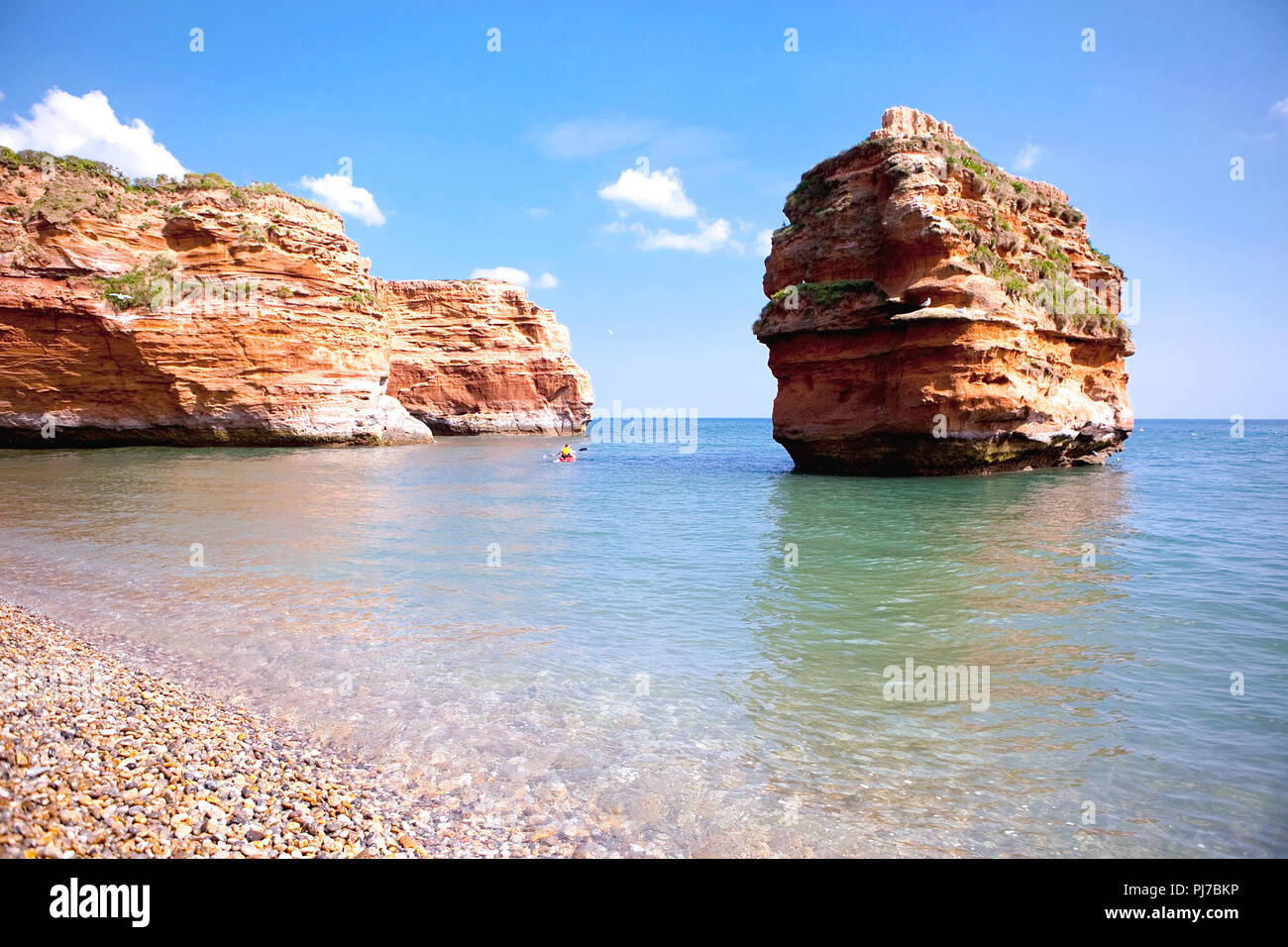 Ladram Bay, Devon, England; die Felsen im Meer, selektiver Fokus Stockfoto