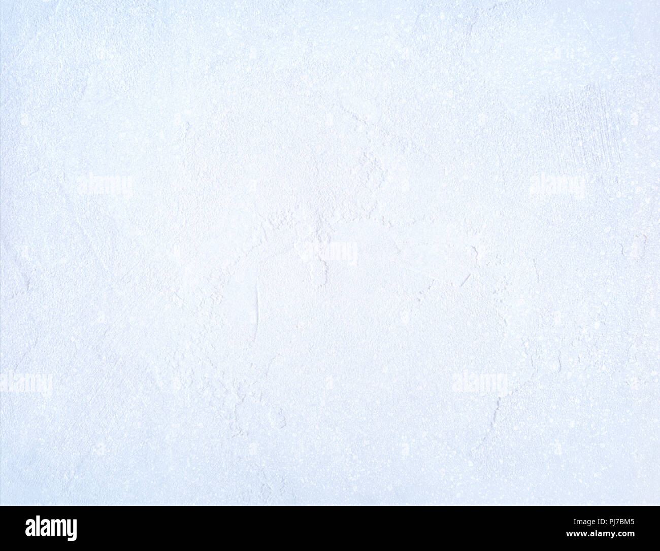 Gefrorenen Oberfläche durch eine dünne Schicht Schnee bedeckt - Iced Textur Hintergrund, Winter Material Stockfoto