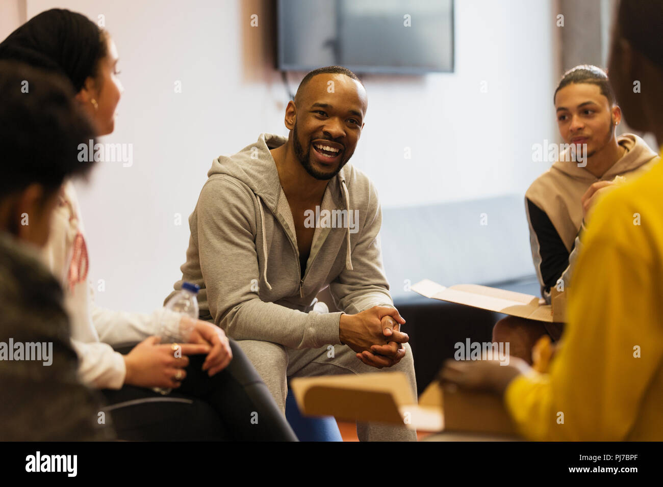 Lächelnd männlichen Mentor im Gespräch mit Jugendlichen in Jugend Organisation Stockfoto