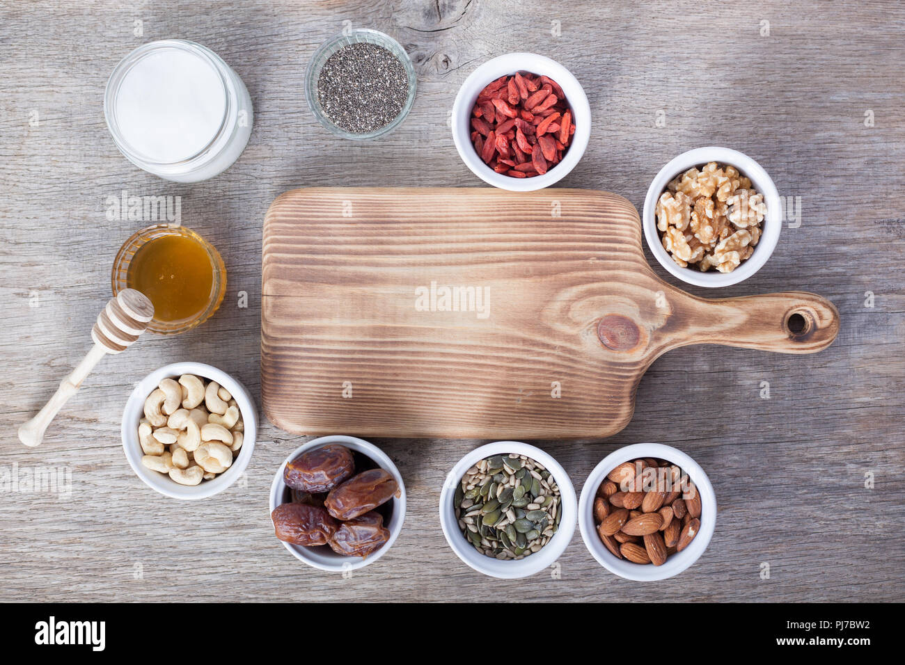 Getreide Hafer kostenlos Kostenlose paleo Müsli Zutaten: gemischte Nüsse, Samen, Goji Beeren, Chia, Honig und Kokosöl, selektiven Fokus Stockfoto