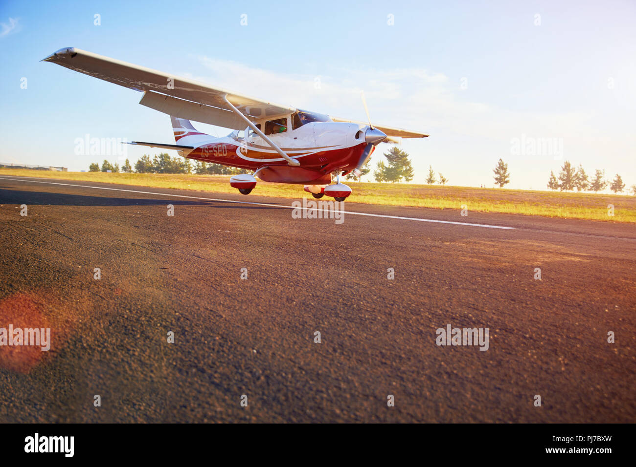 Prop Flugzeug Landung auf sonnigen Asphalt Stockfoto