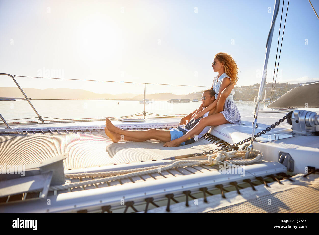 Ruhig, Zärtlich paar entspannende an sonnigen Katamaran Stockfoto