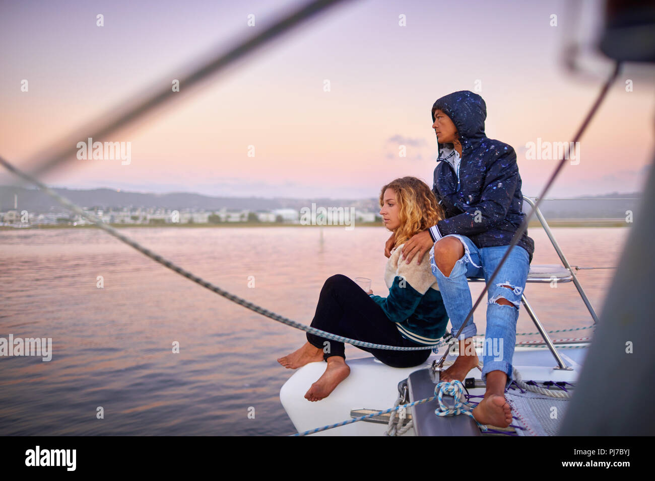 Junges Paar entspannenden Bootsfahrt bei Sonnenuntergang Stockfoto