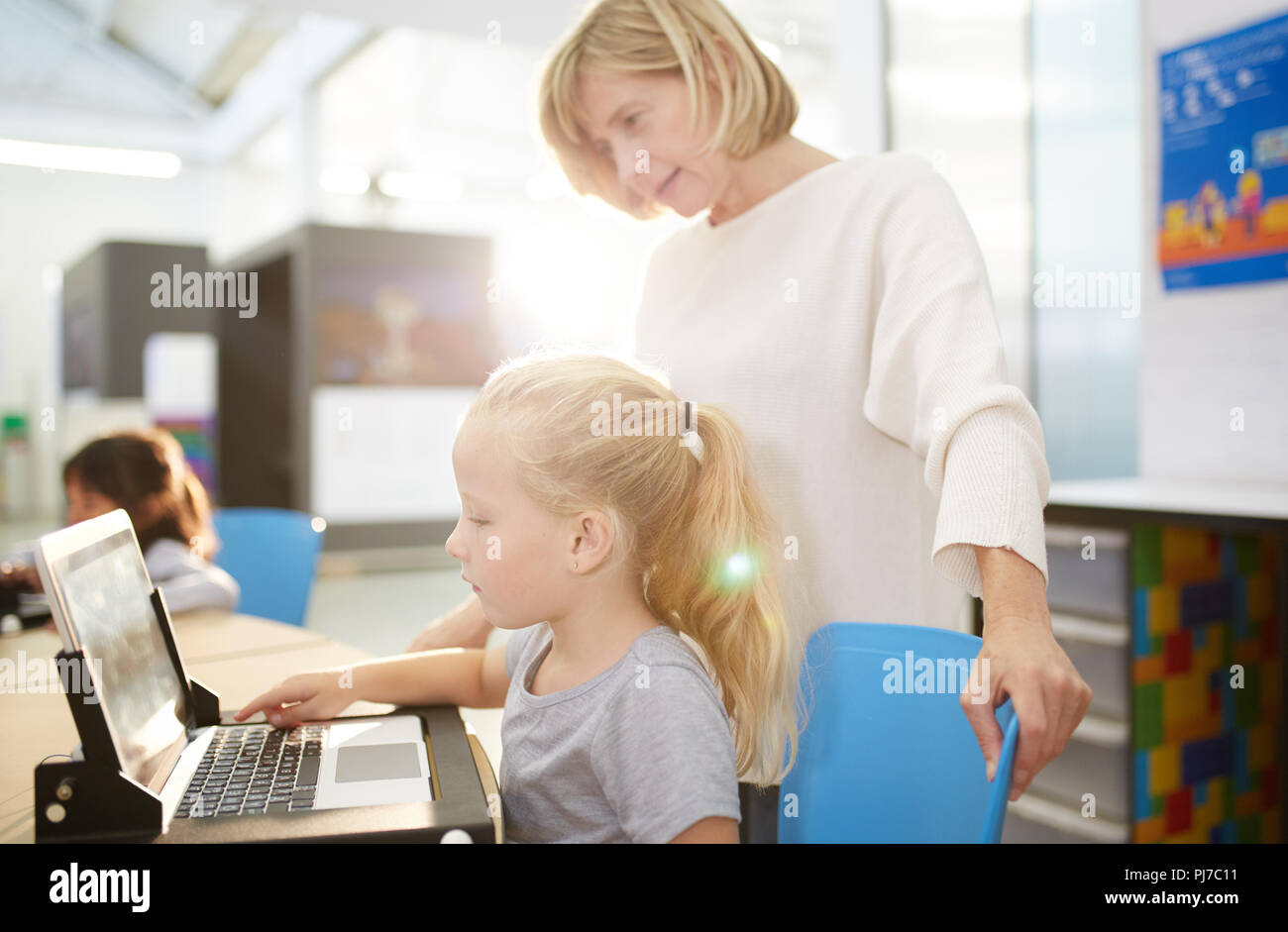 Lehrerin und Schülerin mit Laptop im Science Center Stockfoto