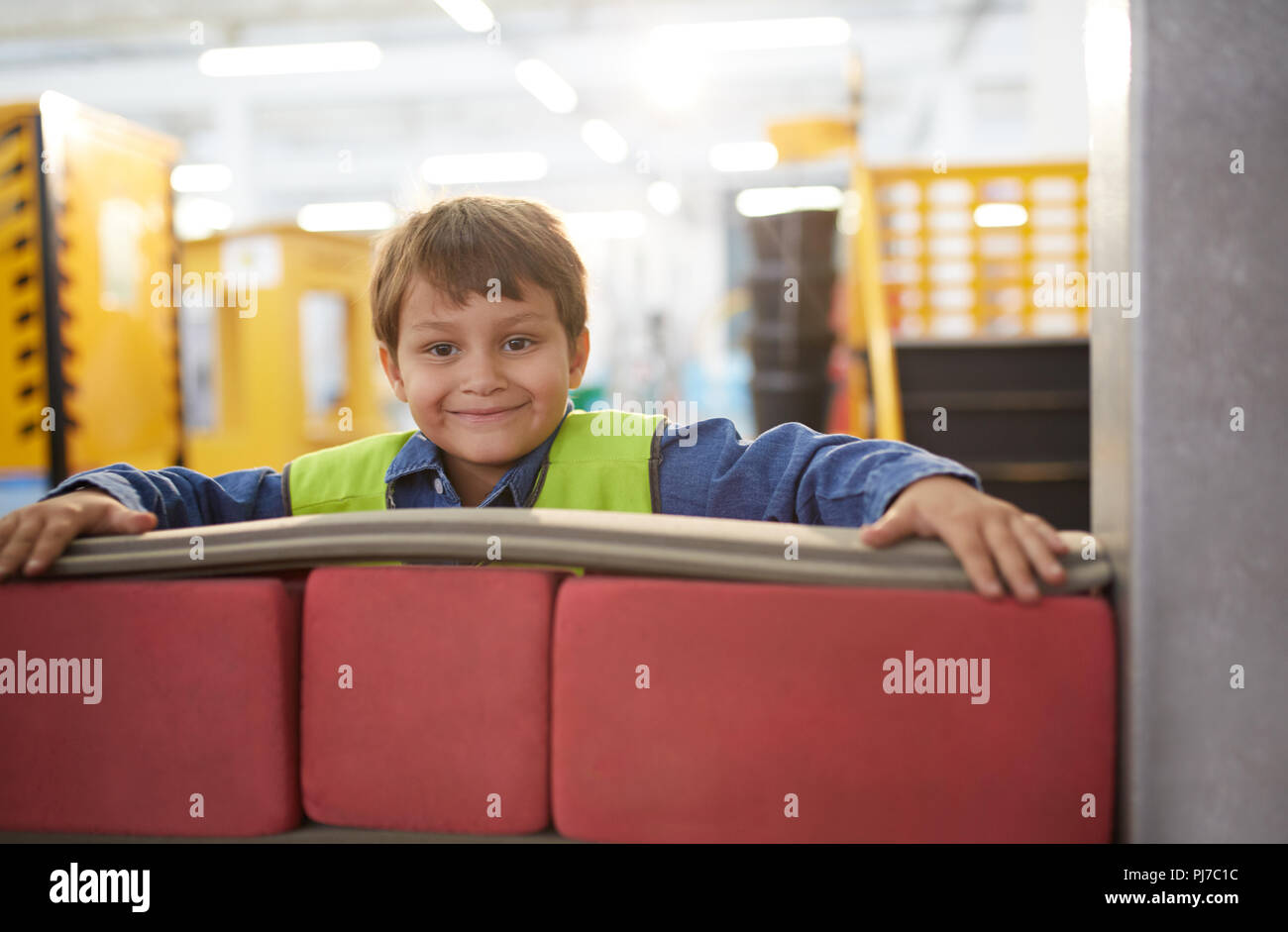 Portrait cute junge spielt mit Schaum Ziegel auf der interaktiven Konstruktion weisen im Science Center Stockfoto