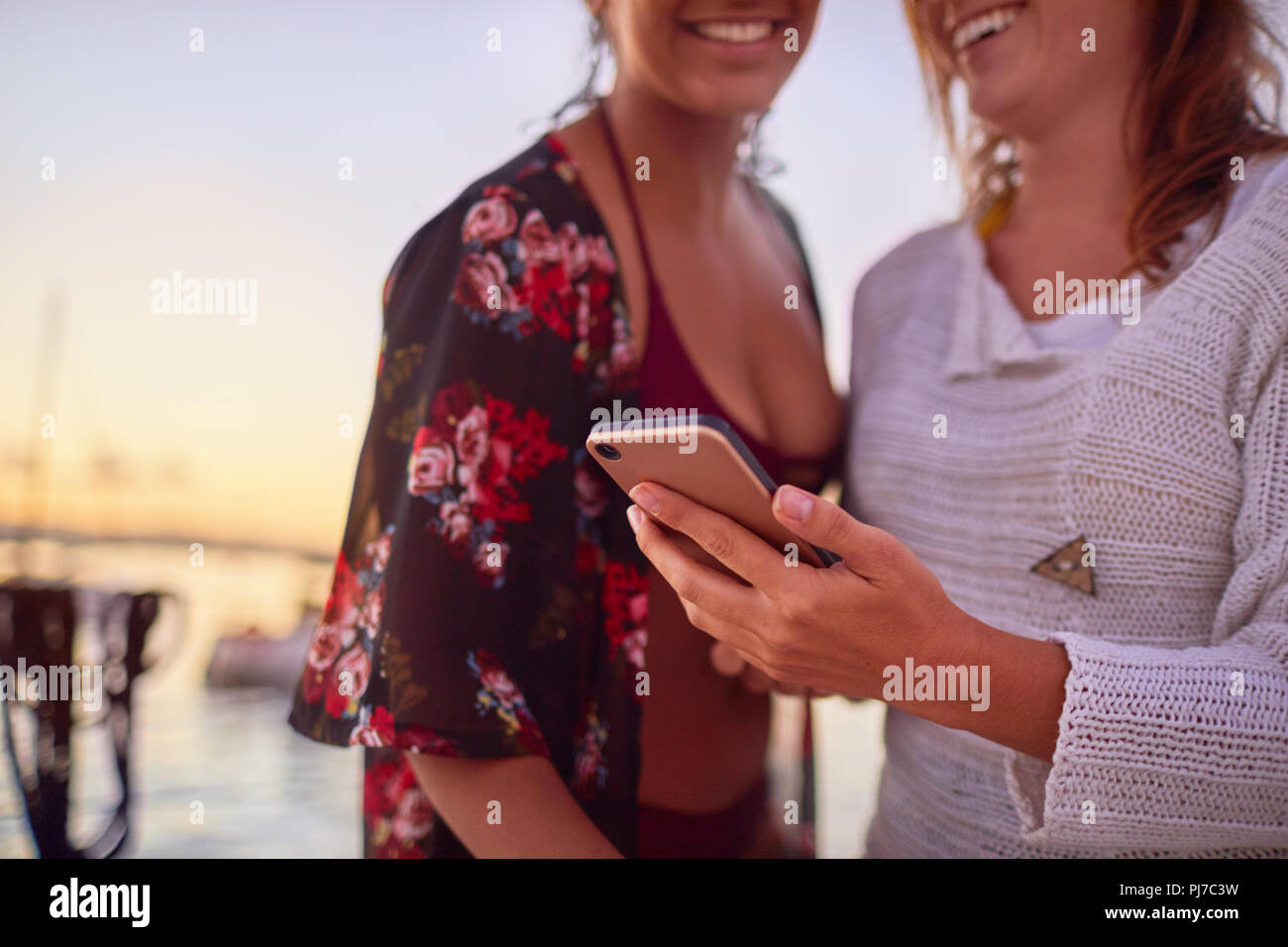 Close up junge Frauen mit smart phone Stockfoto