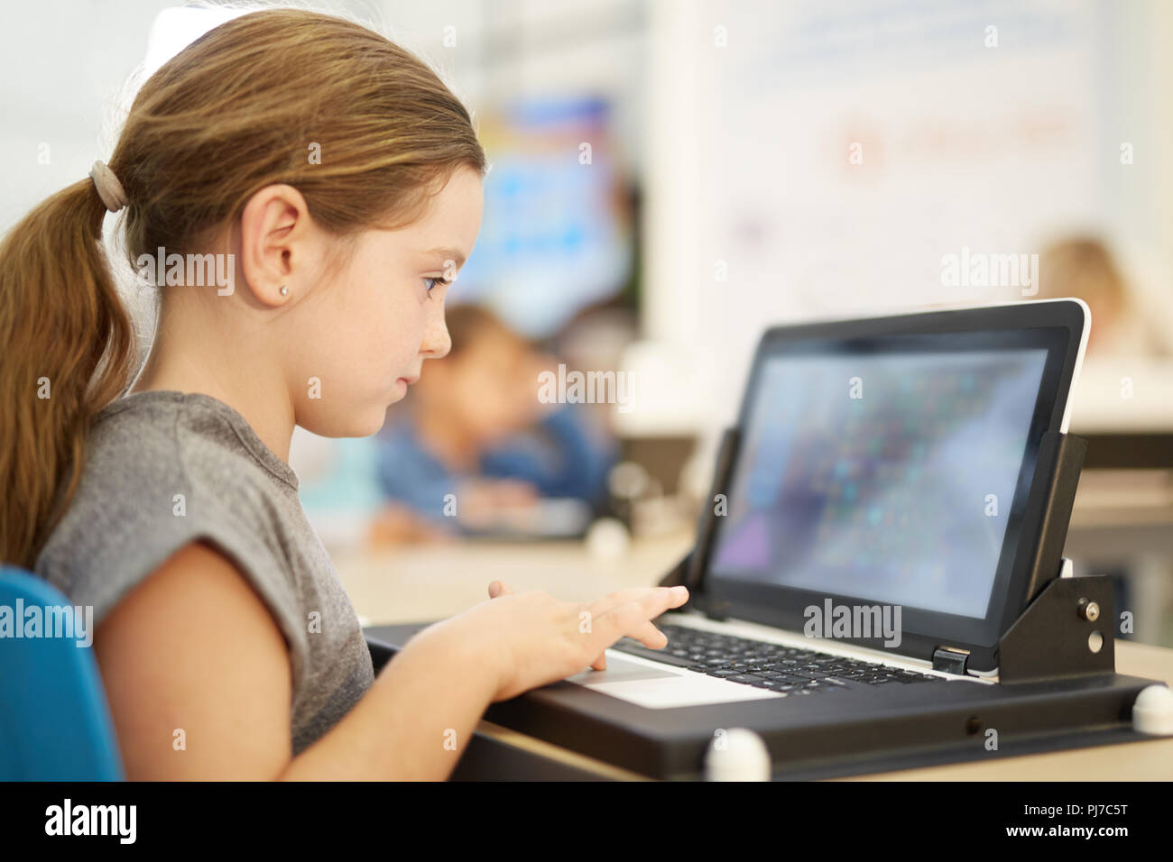 Mädchen spielen Spiel auf laptop Stockfoto