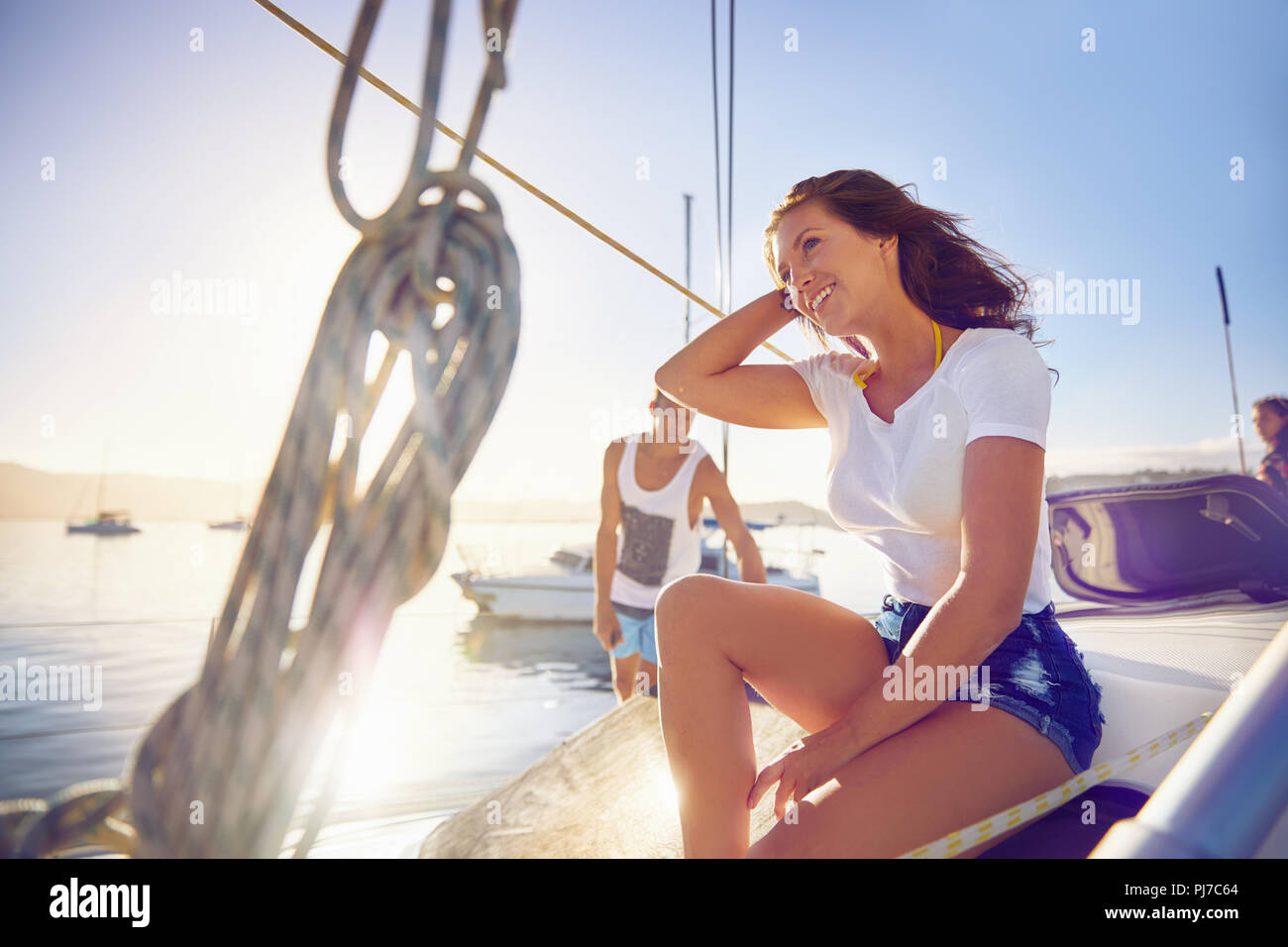 Glückliche junge Frau entspannende an sonnigen Boot Stockfoto