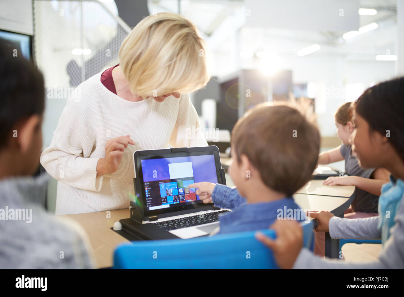 Lehrer und Schüler mit Laptop im Science Center Stockfoto