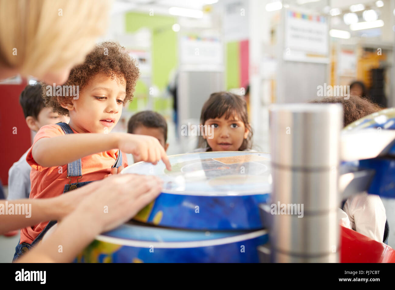 Neugierige Kinder in der interaktiven Ausstellung im Science Center Stockfoto