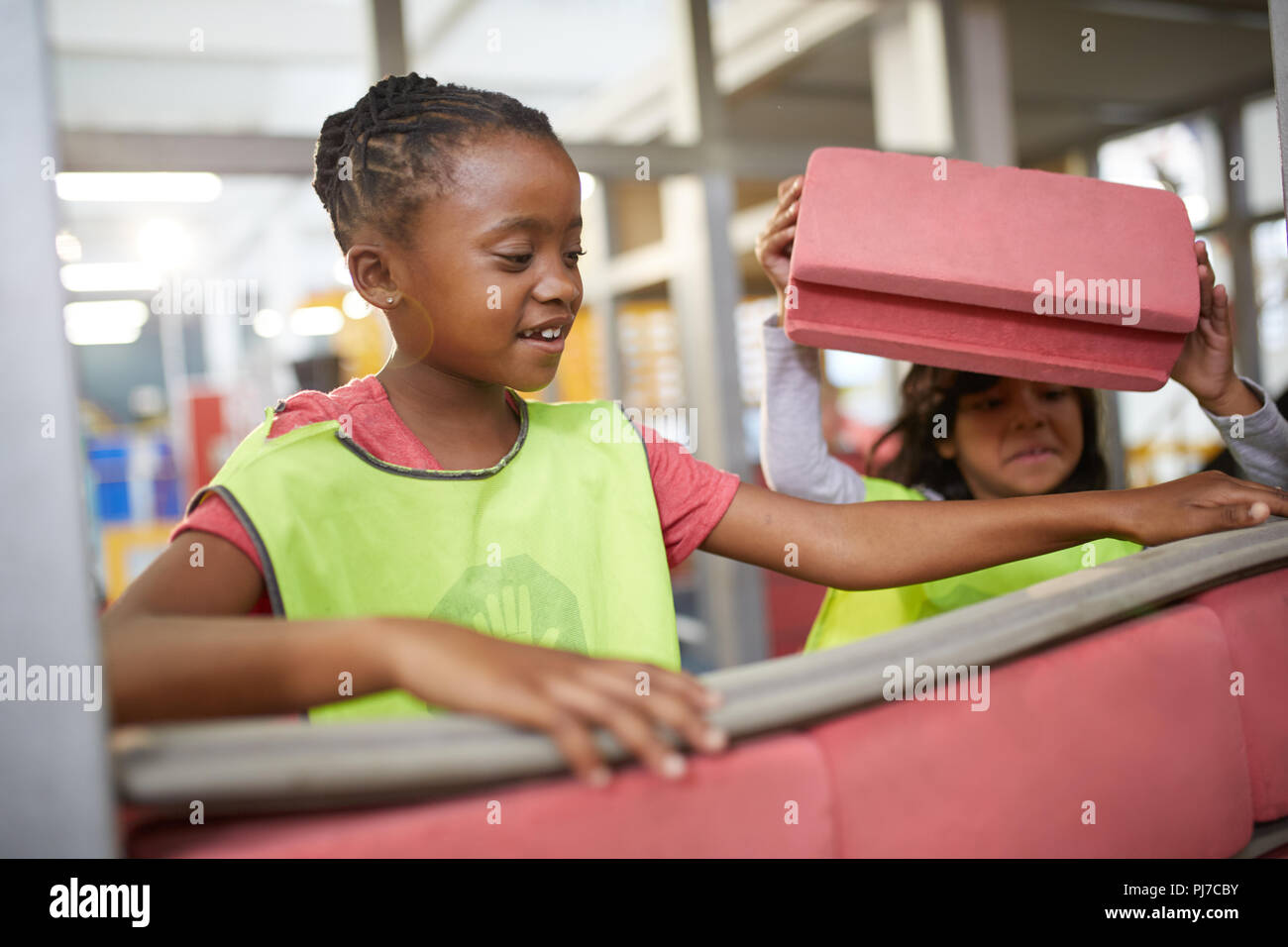 Mädchen spielen mit Schaum Backsteine bei Bau weisen im Science Center Stockfoto
