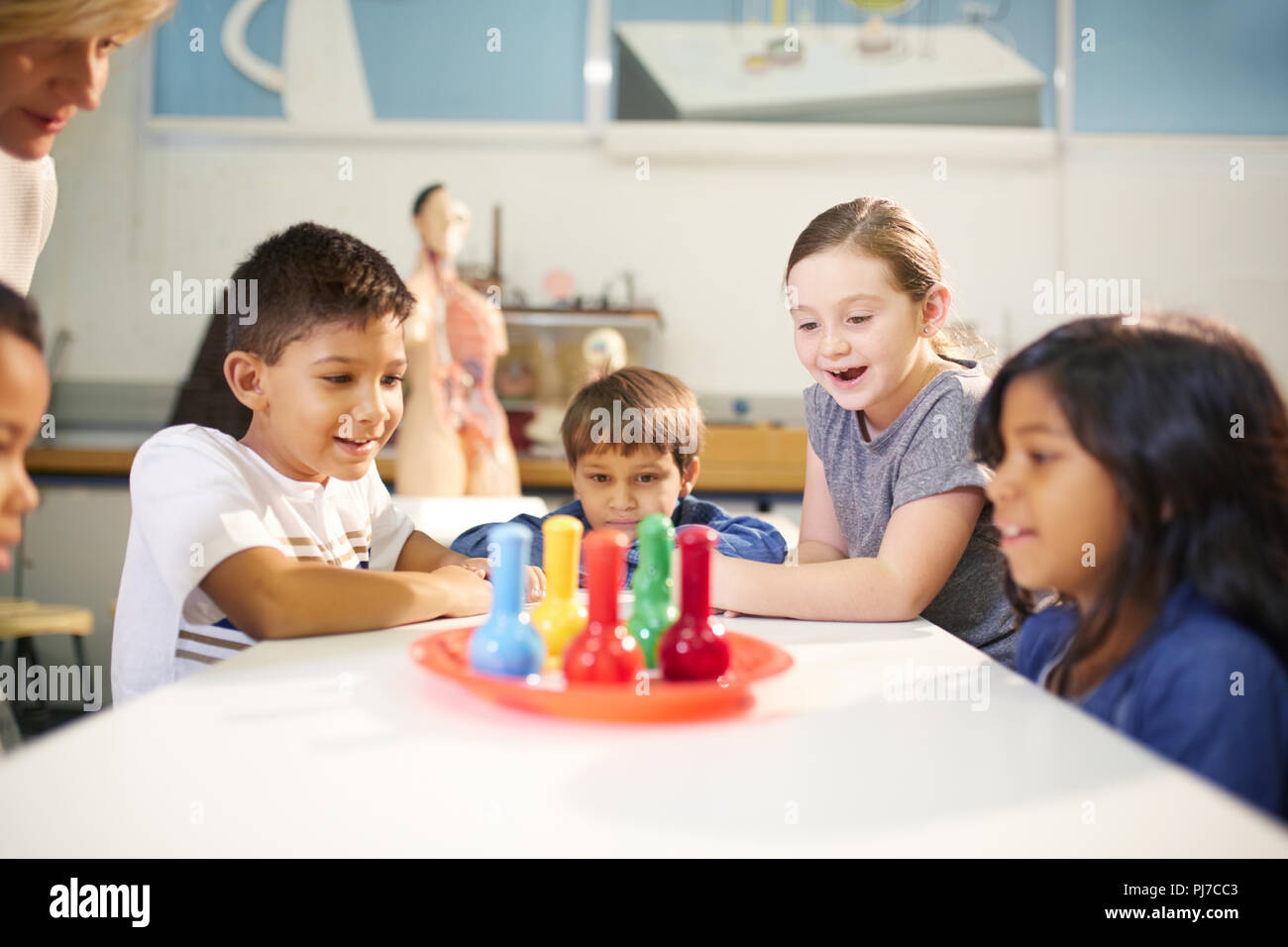 Neugierige Kinder genießen interaktive Schaum Ausstellung in Science Center Stockfoto