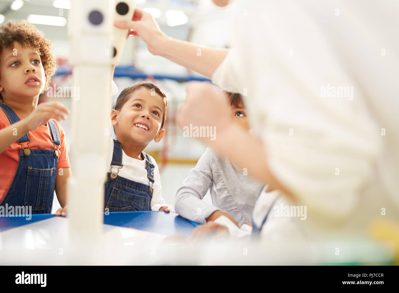 Kinder spielen mit großen Domino auf der interaktiven Ausstellung in Science Center Stockfoto