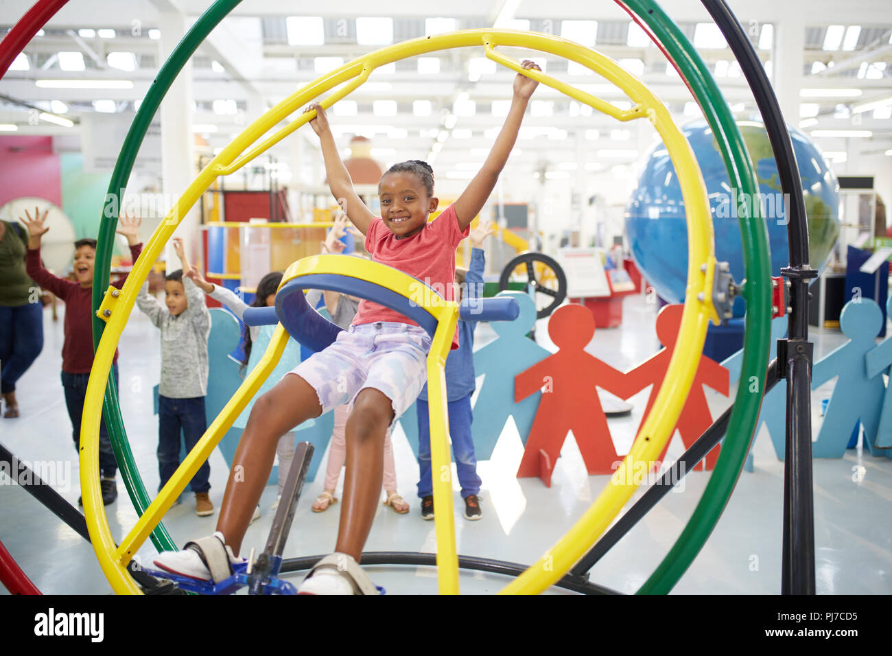 Portrait verspielten Mädchen mit Gyroskop in Science Center Stockfoto