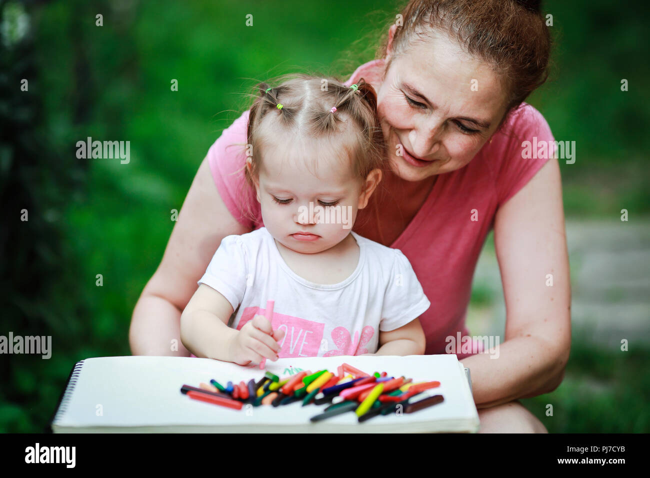 Das Mädchen ist Zeichnung Stockfoto