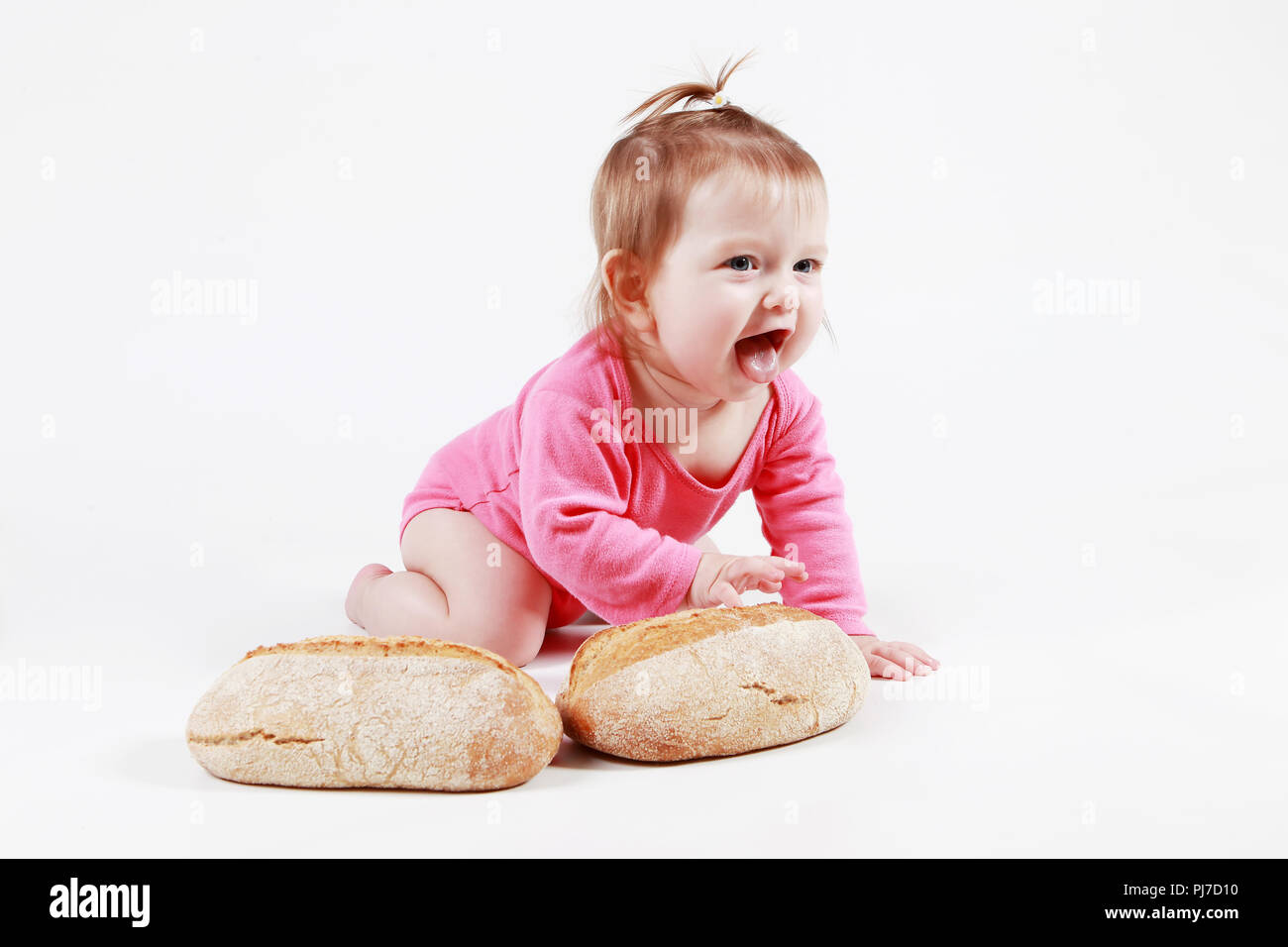 Kleines Kind mit Brot Stockfoto