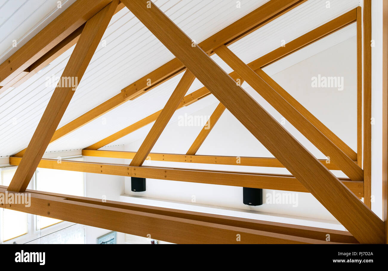 Moderne Rundholz Decke Und Licht Lampen In Der Eiche Paneelen Eingebettet Hallendecke Bau Home Interior Wohnzimmer Einrichtung Mit Hardw Stockfotografie Alamy