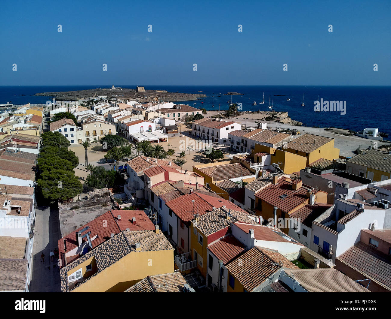 Antenne drone Ansicht von Wohn- Häuser Dächer, typische Behausung der Insel Tabarca. Beliebte Insel für Urlauber und Reisende im Sommer. Pro Stockfoto