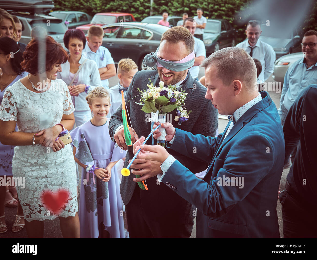 Feierliche Zeremonie der Ehe der Jungvermählten. Bräuche und Traditionen aus vergangenen Leben in der alten Sowjetunion geerbt. Leute haben Spaß, Trinken. Stockfoto