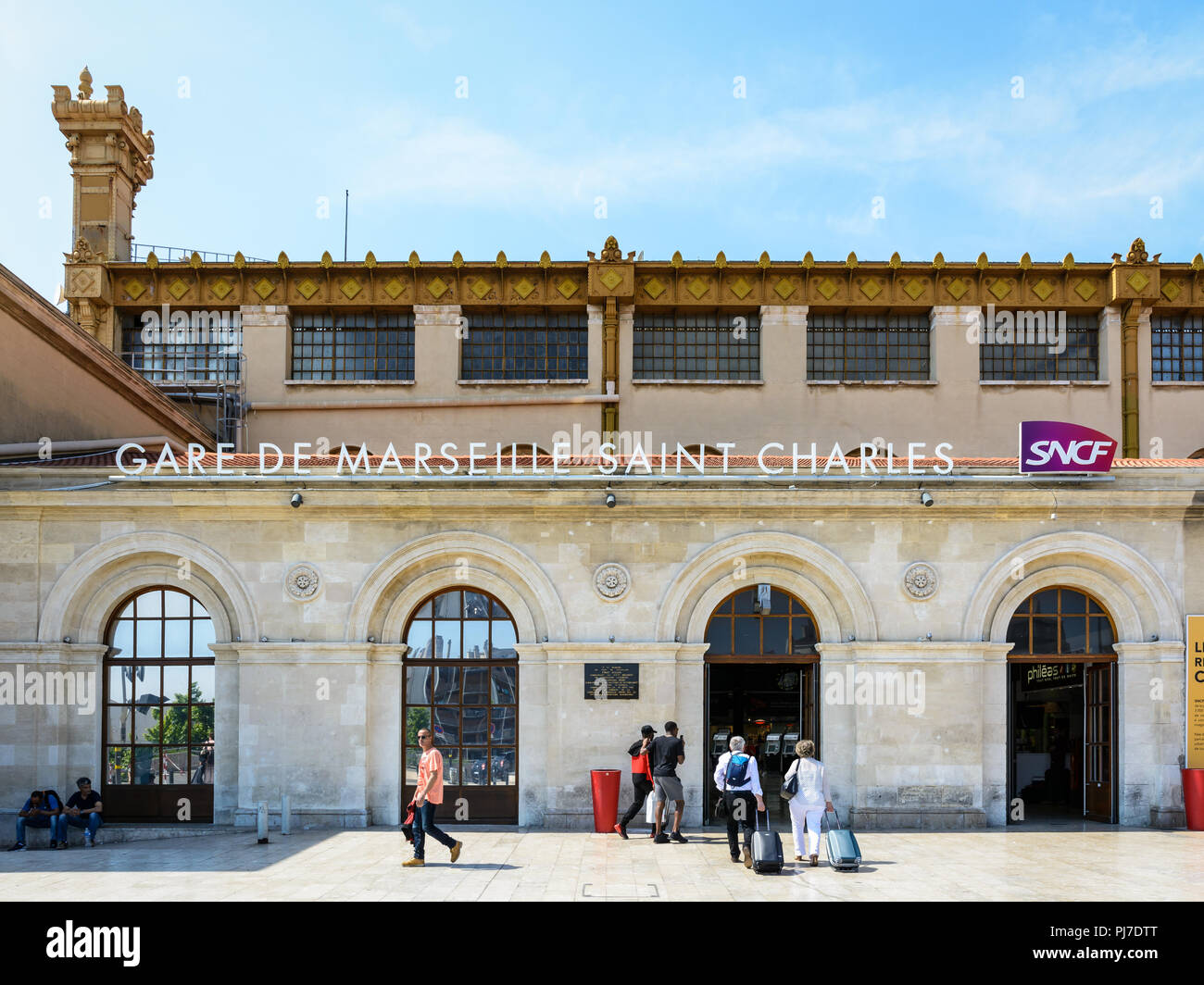 Allgemeine Ansicht der Seite Eingang Bahnhof Saint-Charles in Marseille, Frankreich, mit Menschen Koffer ziehen und zu Fuß in die Tür. Stockfoto