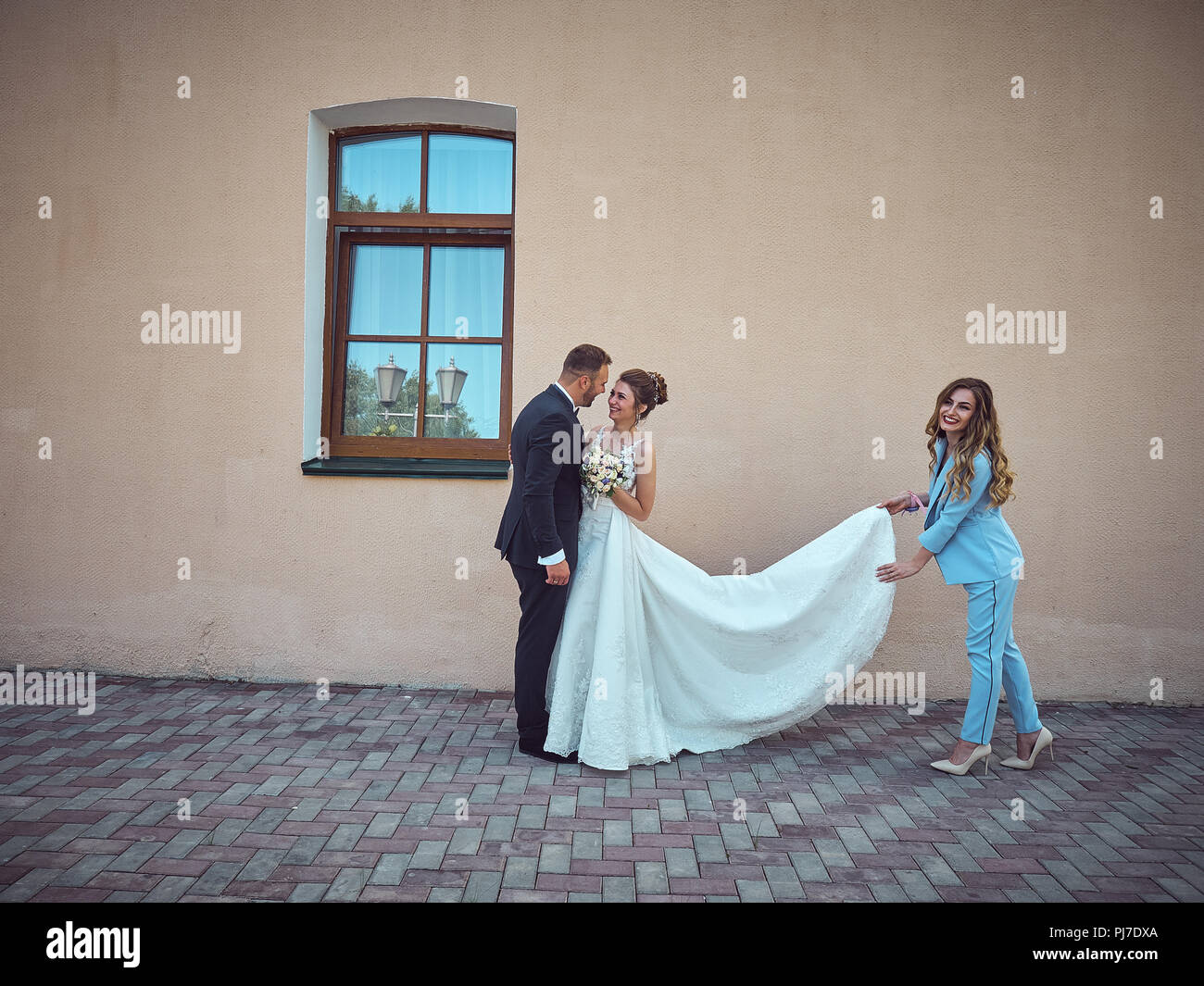 Feierliche Zeremonie der Ehe der Jungvermählten. Bräuche und Traditionen aus vergangenen Leben in der alten Sowjetunion geerbt. Leute haben Spaß, Trinken. Stockfoto