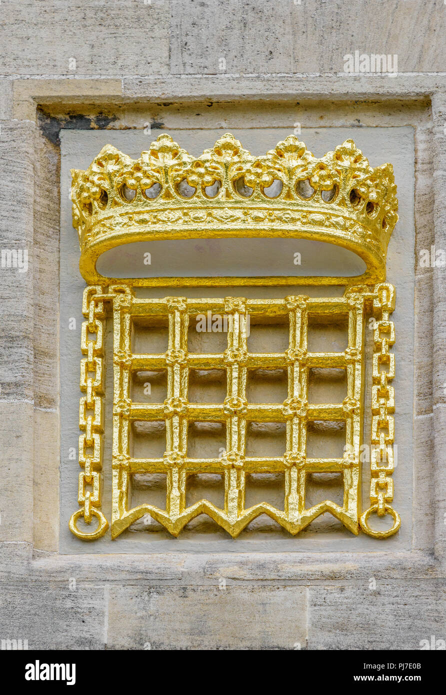 Fallgatter, ein frisch lackiert Royal heraldischen Wappen um die Statue von Lady Margaret Beaufort, Gründerin, die Christus College der Universität Cambridge Stockfoto