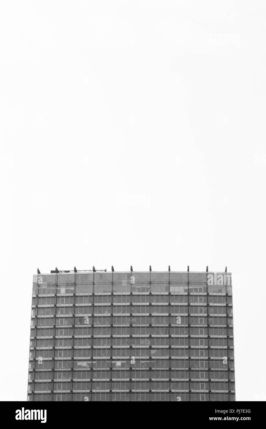 Business gebäude mit Glasfenstern in der Ferne in Schwarz und Weiß gesehen Stockfoto