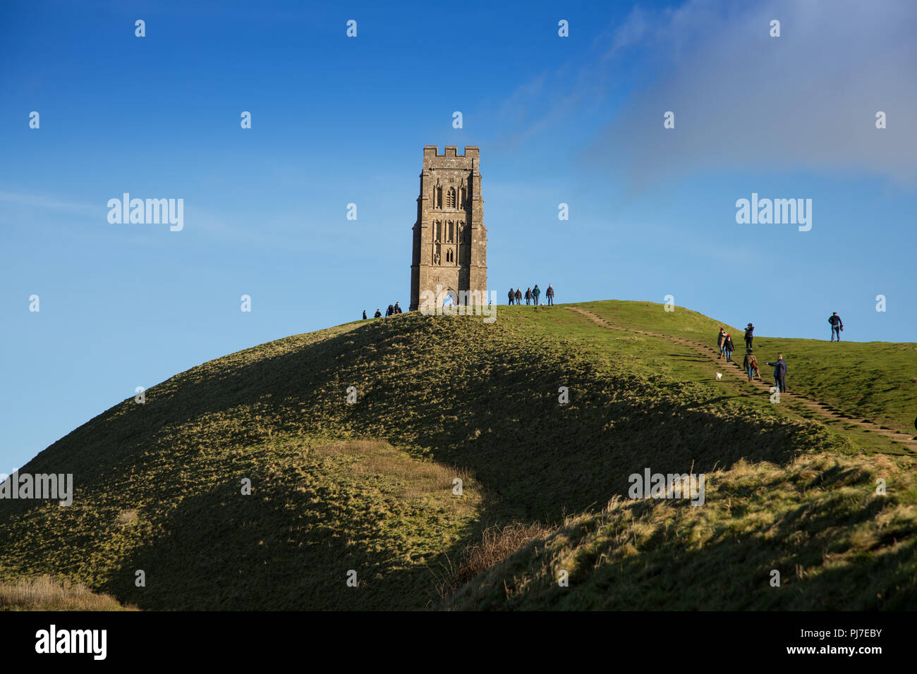 St Michael's Turm auf Glastonbury Tor und Stadt, Somerset England. Stockfoto