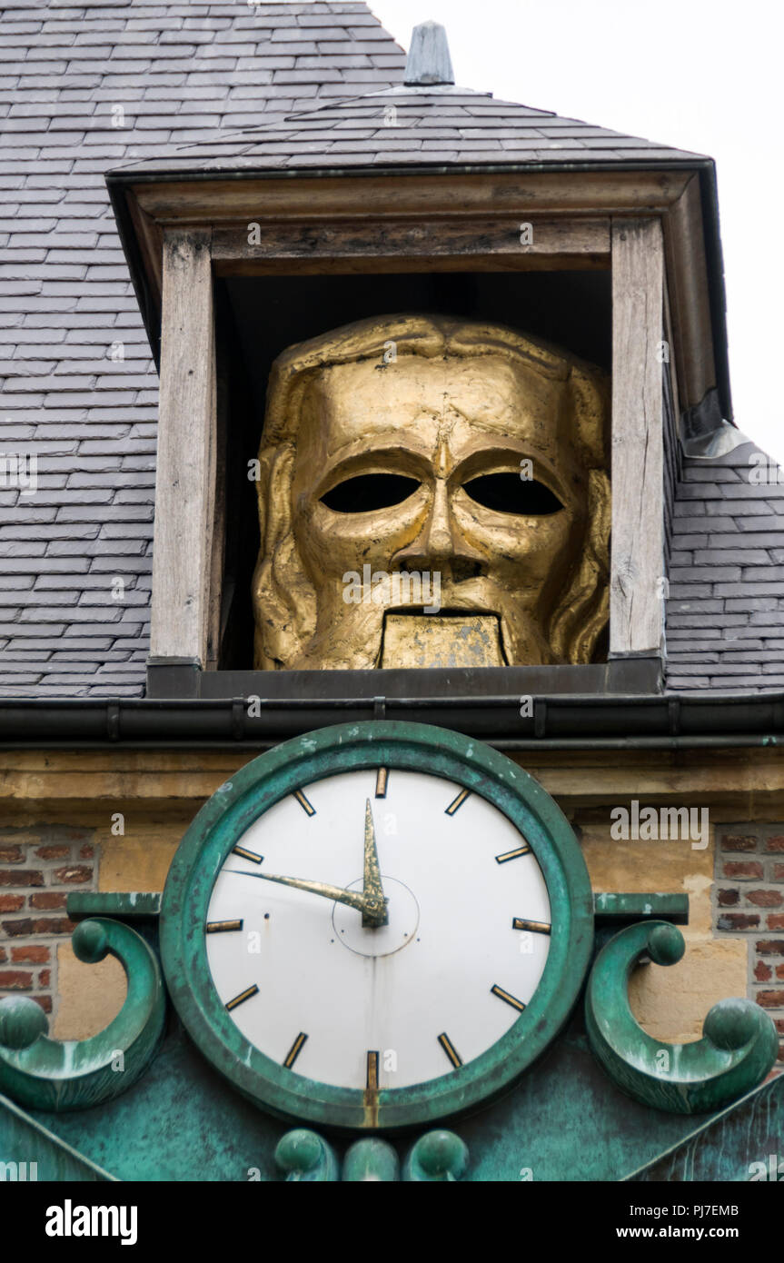 Eine theatralische gold Face Maske erscheint über eine Uhr an der berühmten Großen Puppenspieler auf der Fassade des Institut de la Marionette (puppenspiel Institut). Stockfoto