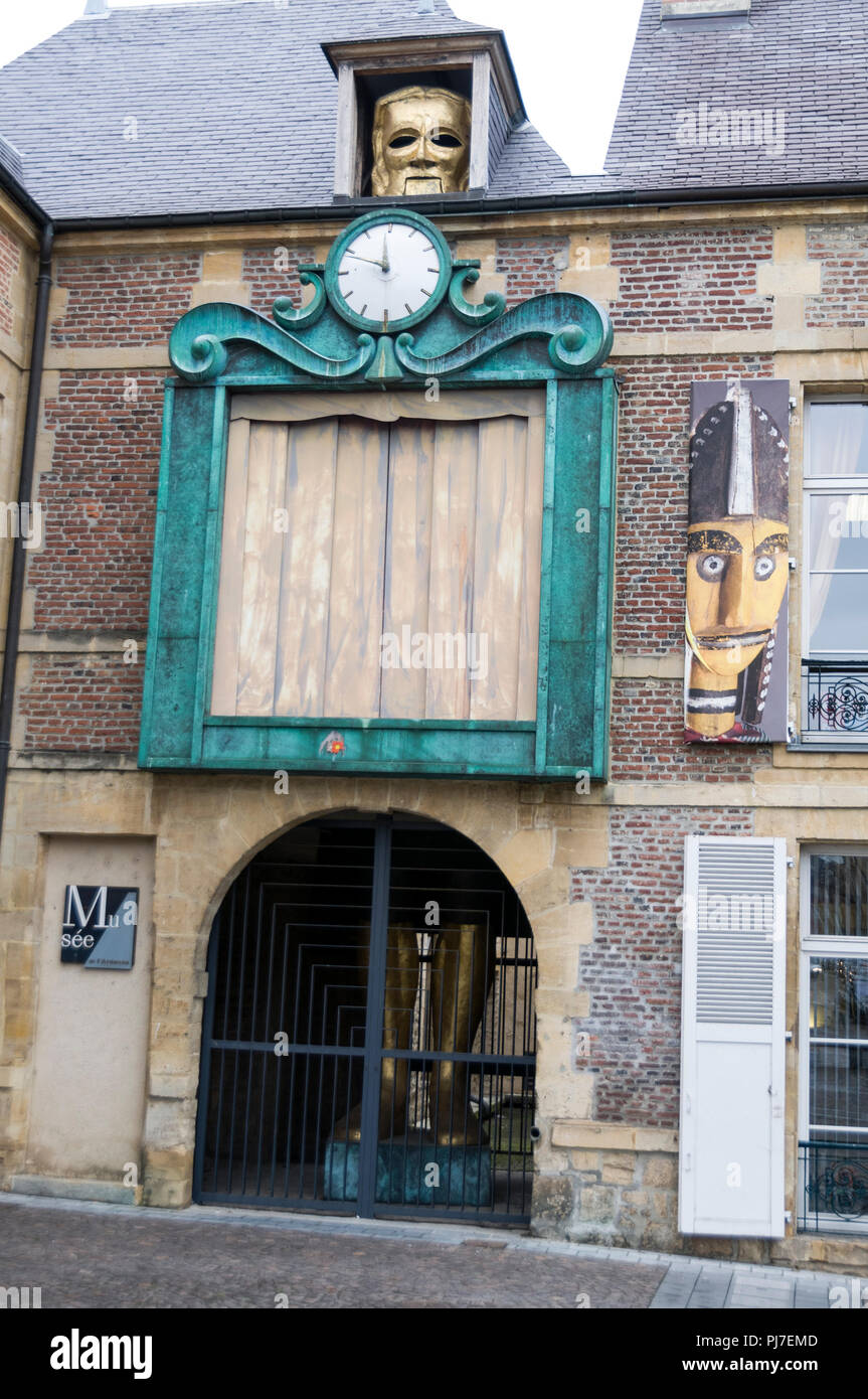 Eine theatralische gold Face Maske erscheint über eine Uhr an der berühmten Großen Puppenspieler auf der Fassade des Institut de la Marionette (puppenspiel Institut). Stockfoto