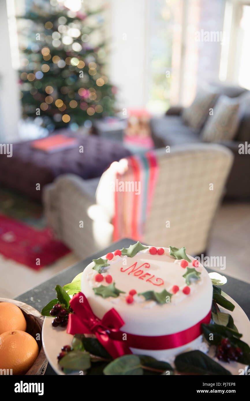 Dekoriert noel Christmas Cake auf Sideboard im Wohnzimmer Stockfoto