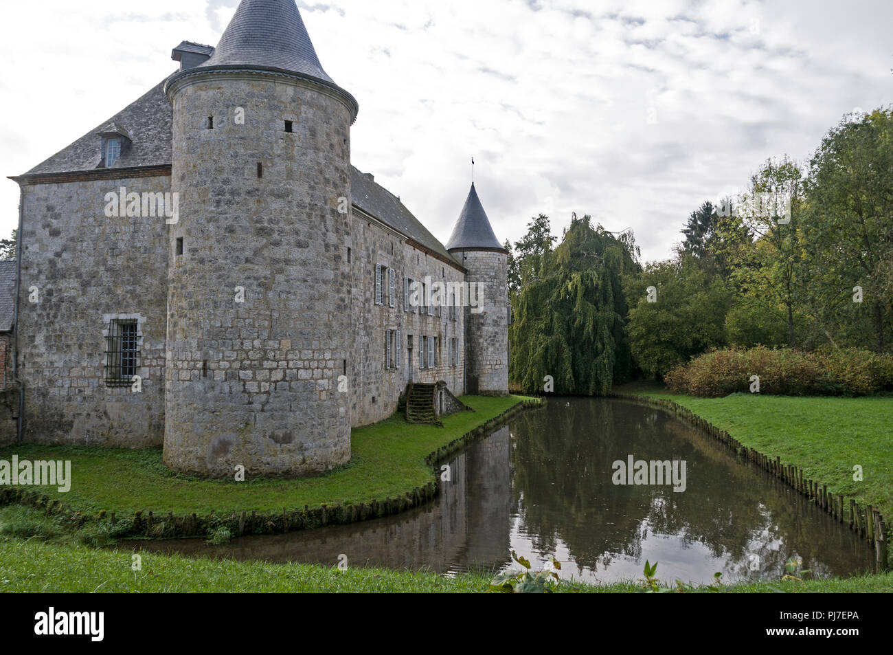 Ein eigenes Haus ähnelt einem kleinen Schloss, umgeben von einem Wassergraben bei 'La Cour-des-Prés' in Rumigny Dorf in den Ardennen im Norden Frankreichs Stockfoto